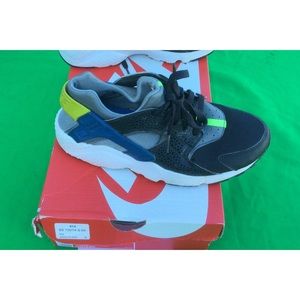 NikeHuarache size 6 youth Tennis shoes